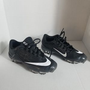 NIKE KID'S CLEATS BLACK AND WHITE SIZE 5Y